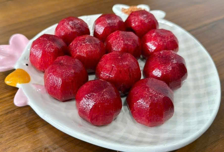 Plums are chosen by many people because they are rich in vitamin C, antioxidant polyphenol compounds that help support uric acid excretion. Photo: Quang Minh.