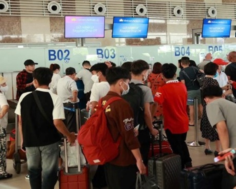 For flights with scheduled departure times 4 hours earlier than the base flight schedule, the carrier must refund the passenger or change the itinerary, change the departure time accordingly. Photo: Hai Nguyen