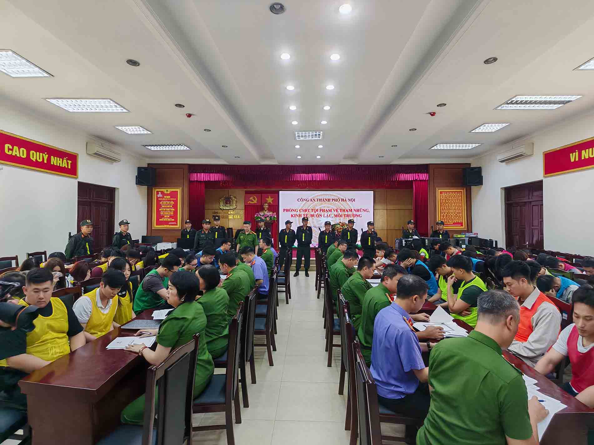 Công an lấy lời khai các đối tượng. Ảnh: Công an TP Hà Nội