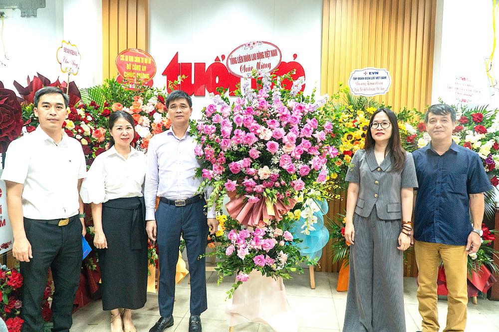 Comrade Ngo Duy Hieu - Standing Vice President of the Vietnam General Confederation of Labor (3rd from the left) came to congratulate the press agency. Photo: Hung Quang