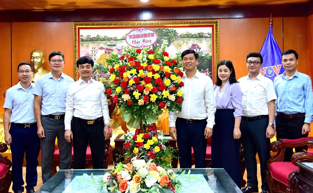 Phó Chủ tịch Tổng LĐLĐVN Lê Văn Nghĩa (thứ 3 từ trái sang) tới chúc mừng các cơ quan báo chí. Ảnh: Hùng Quang
