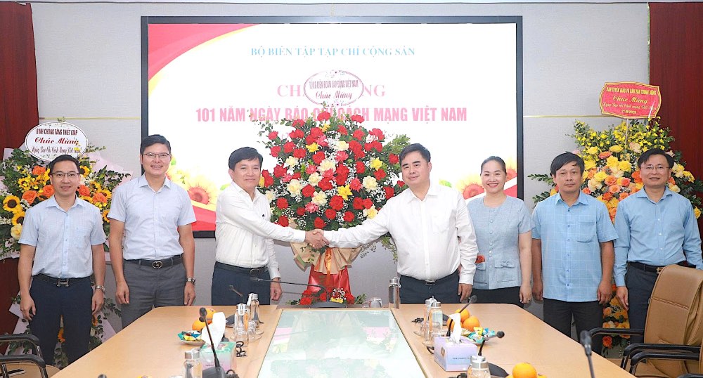 Phó Chủ tịch Tổng LĐLĐVN Nguyễn Xuân Hùng (thứ 3 từ trái sang) chúc mừng cơ quan báo chí. Ảnh: Hùng Quang