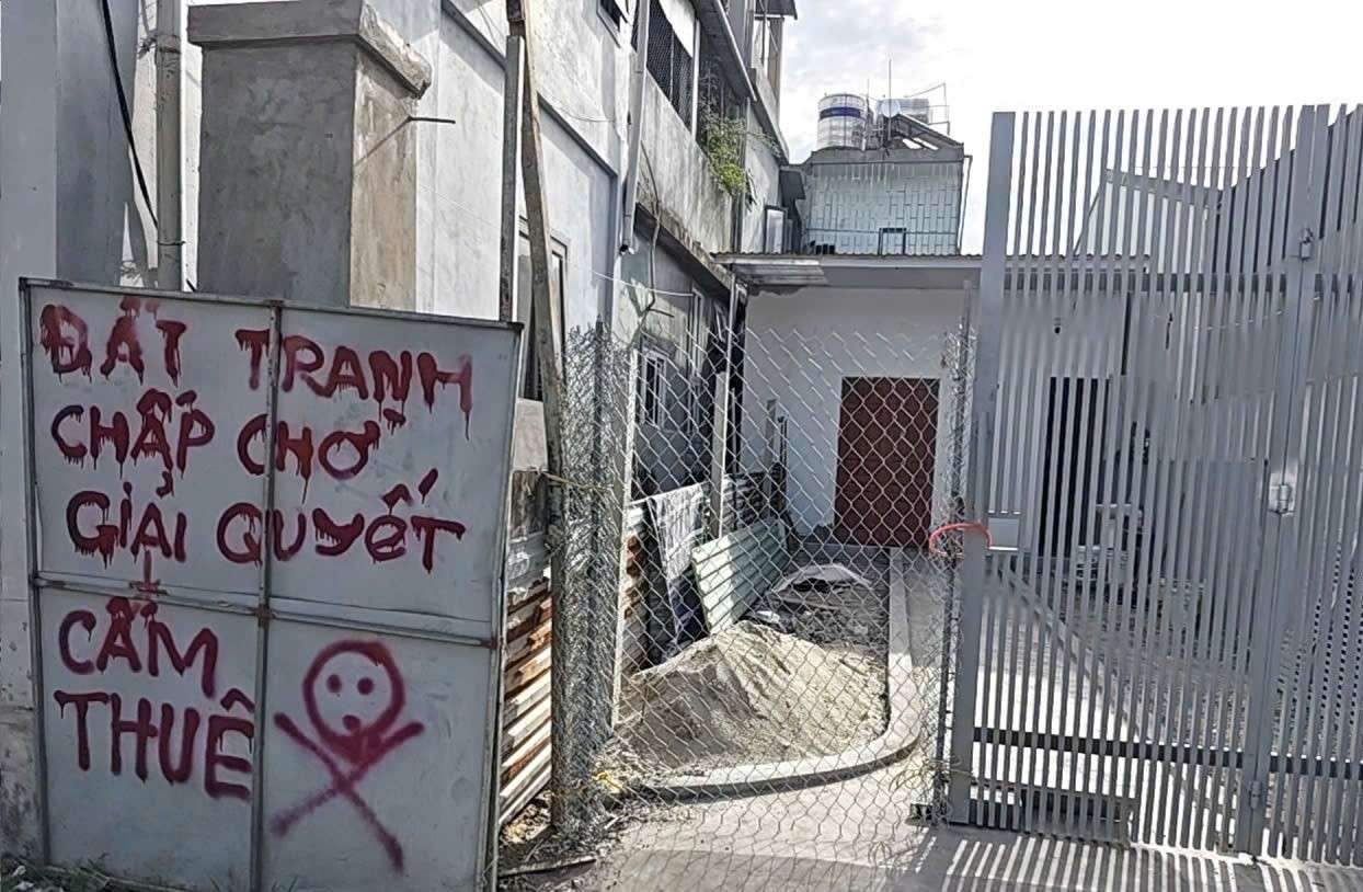Đất có sổ đỏ tại phường Vinh Phú (Nghệ An) bị lấn chiếm, cản trở quyền sử dụng. Ảnh: Quang Đại