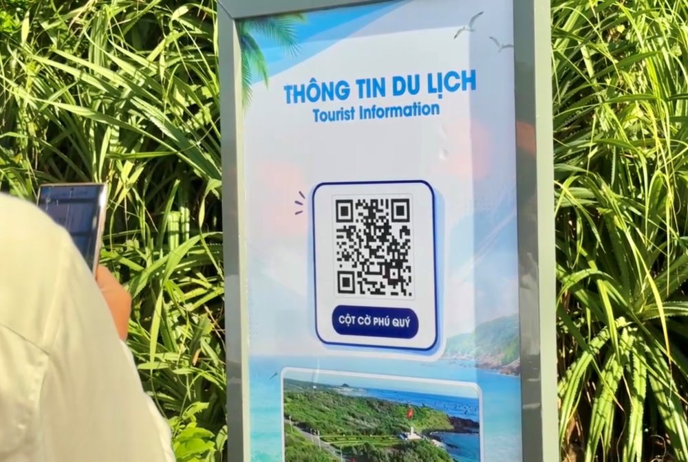 Các bảng mã QR đặt tại điểm du lịch. Ảnh: Duy Tuấn