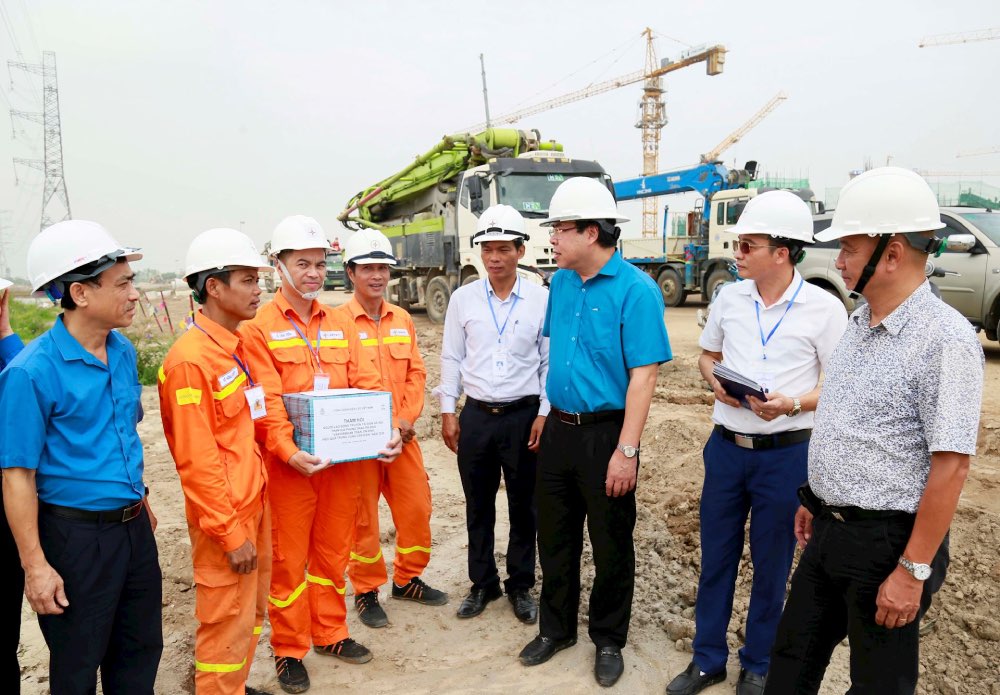 Mr. Do Duc Hung - Chairman of the Vietnam Electricity Trade Union (3rd from right) presents gifts and visits workers at the scene. Photo: Dac Cuong