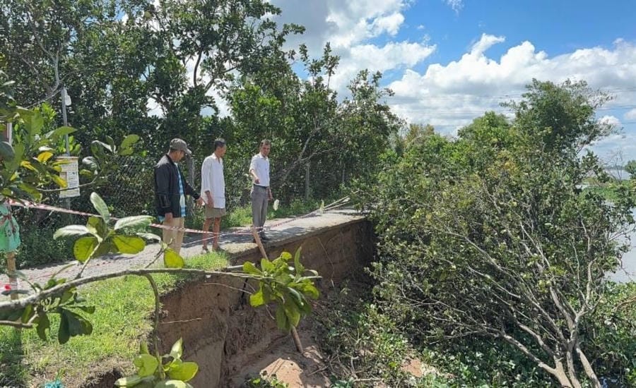 Riverside residents worry about the risk of landslides continuing to expand. Photo: Hoang Loc