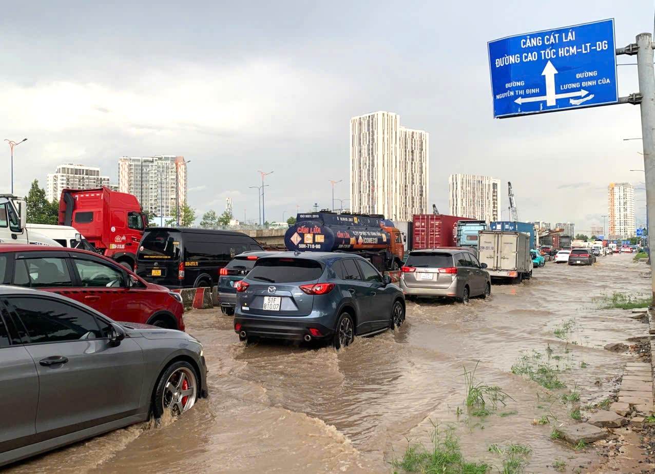 Đại lộ Mai Chí Thọ ở TPHCM ngập nước do mưa ngày 16.6. Ảnh: Minh Quân