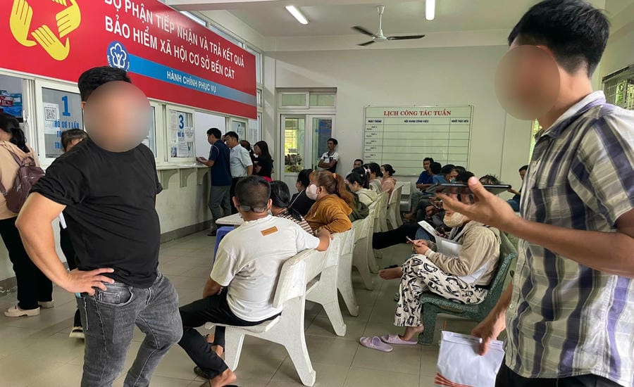 Workers withdrawing one-time social insurance benefits in Ben Cat ward. Photo: Dinh Trong