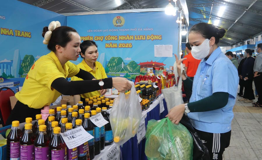 Ms. Hoang Thi Phuong - working at Hoa Khanh Industrial Park - is carefully checking the items in the shopping basket. Photo: Nguyen Linh