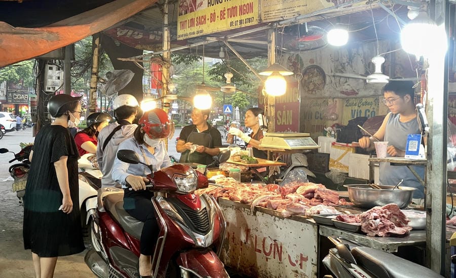 Pork prices maintain a stable pace, consumers choose prices according to demand. Photo: Thanh Binh