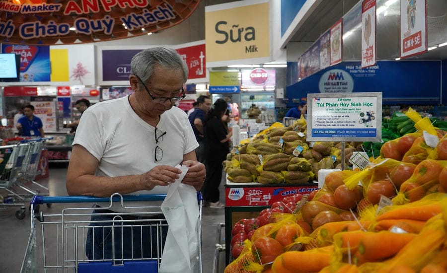 Regional agricultural product consumption connection programs reach consumers through modern retail systems. Photo: Ngoc Le