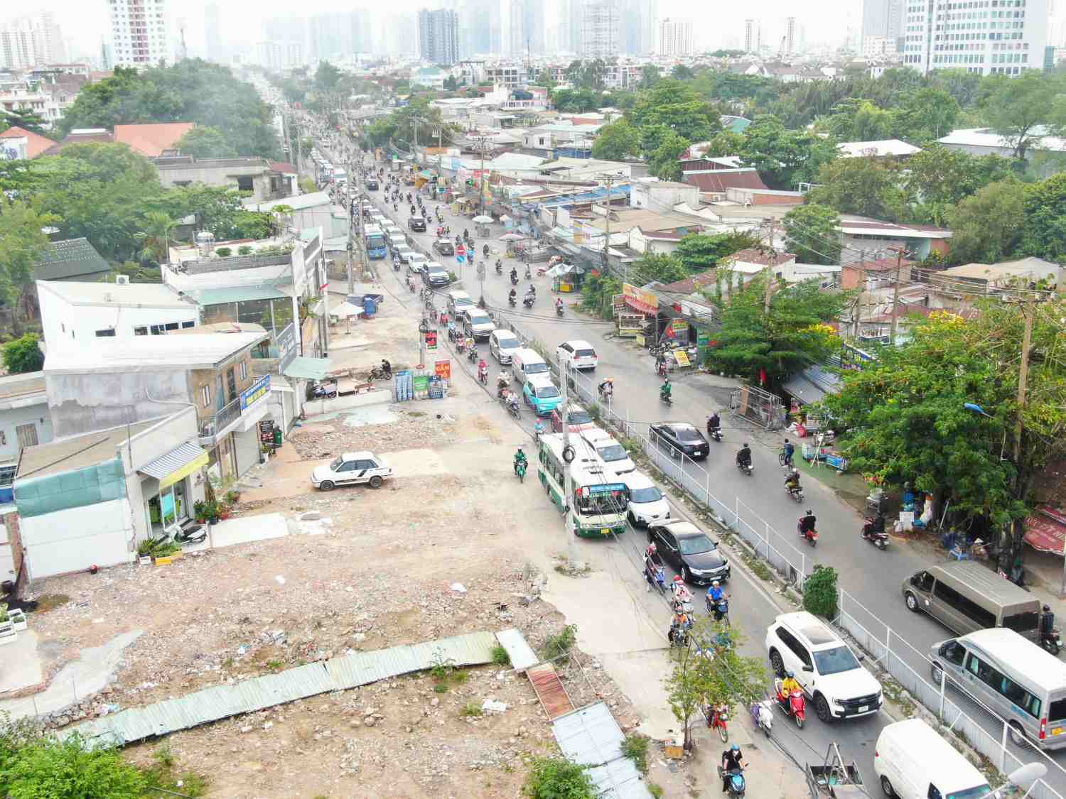 Luong Dinh Cua street section near An Phu intersection has not been completed due to site clearance issues. Photo: Minh Quan
