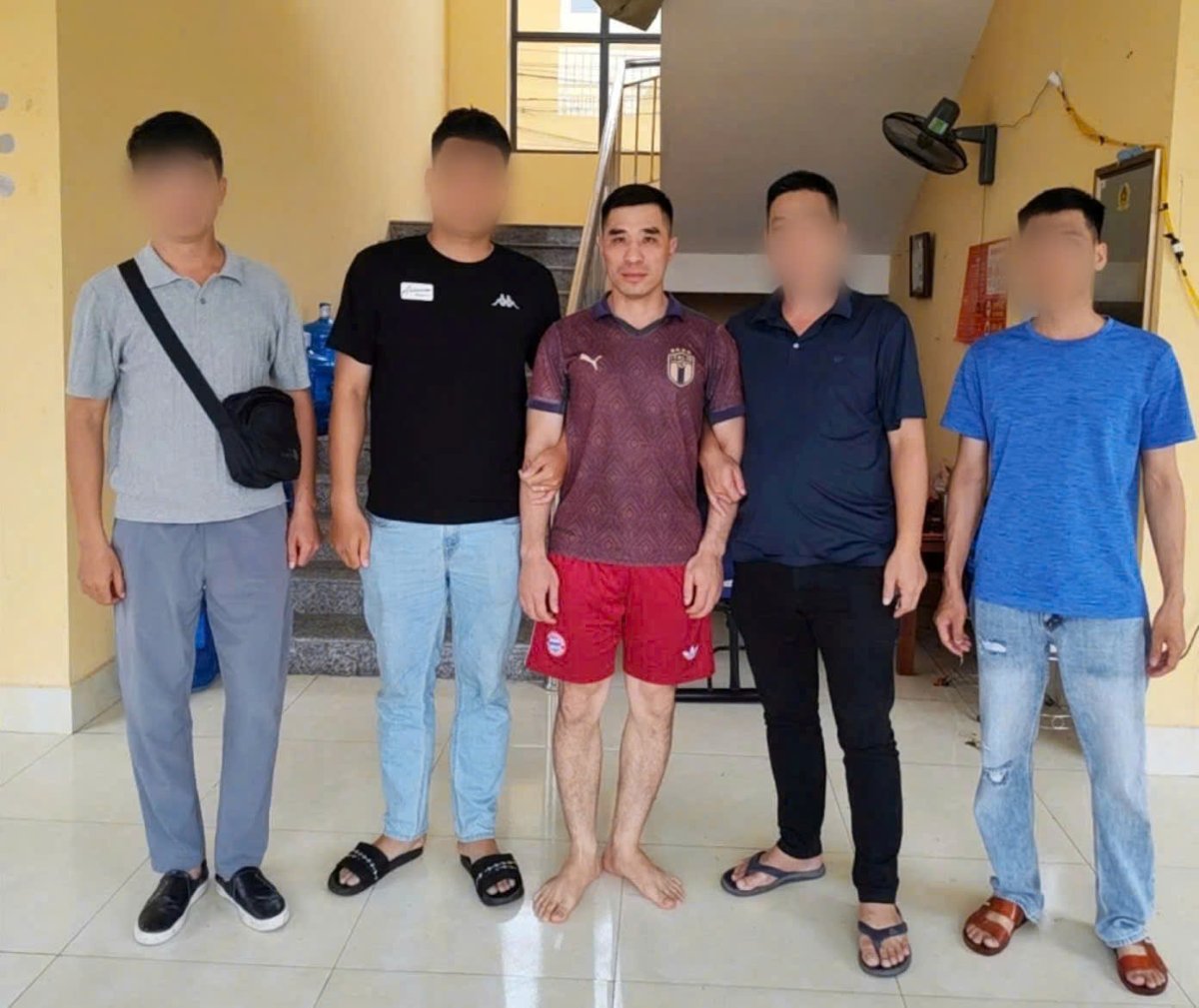 Subject Doan Xuan Ngo (standing in the middle) at the police station. Photo: Hai Phong Police