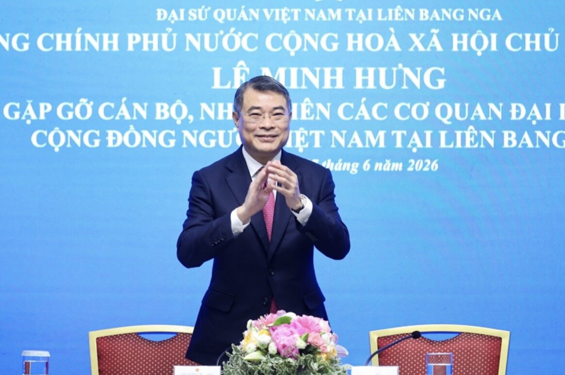 Politburo member, Prime Minister Le Minh Hung meets with officials and employees of representative agencies and the Vietnamese community living, studying and working in the Russian Federation. Photo: VGP