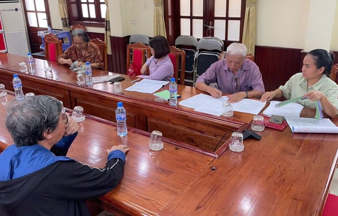 Households receive land clearance support money for the project. Photo: Do Son Ward