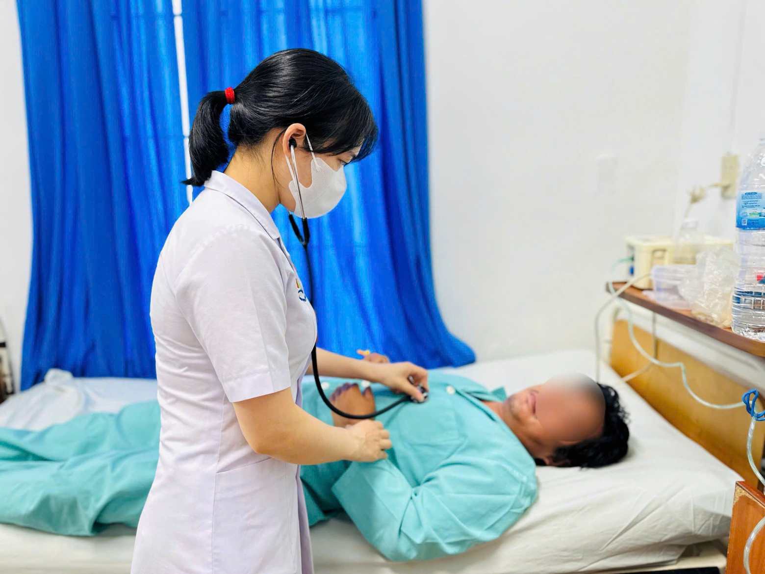 Các bác sĩ Bệnh viện Đa khoa Khánh Hòa đang điều trị bệnh nhân ngộ độc sau khi ăn cá chình. Ảnh: Anh Thư
