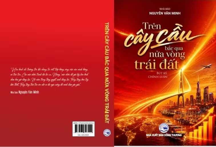 Cover of the collection of essays and political articles "On the bridge spanning half of the earth" by journalist Nguyen Van Minh, Editor-in-Chief of Cong Thuong Newspaper. Photo: Publishing House