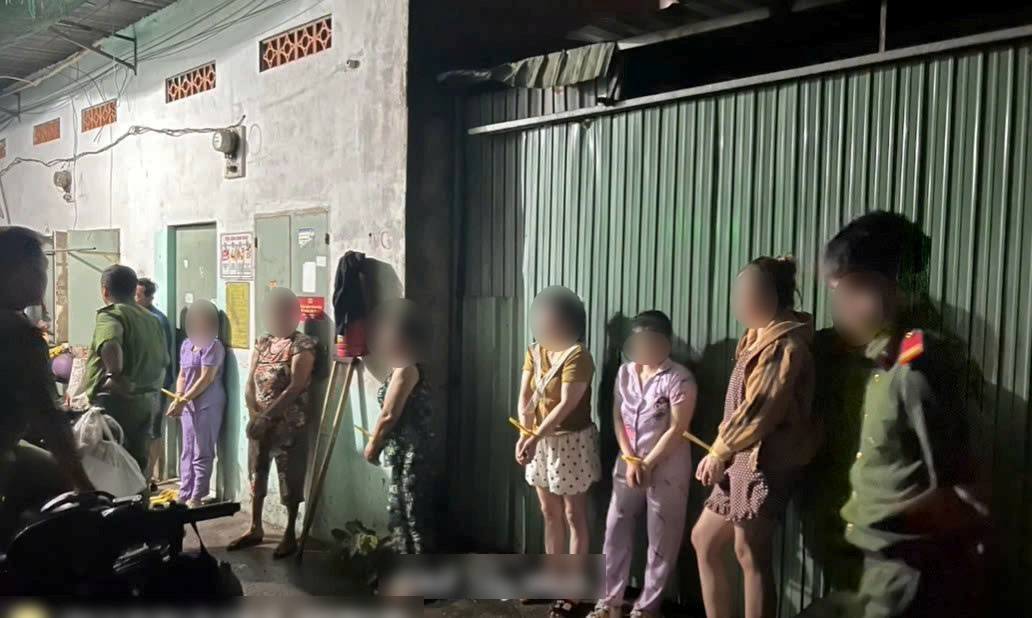 Công an phường Tây Nam thực hiện tạm giữ nhiều người tham gia đánh bạc bằng hình thức bài binh Ấn Độ. Ảnh: Công an phường Tây Nam
