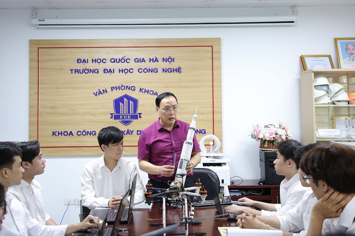 GS.TSKH Nguyễn Đình Đức cùng học trò. Ảnh: Trường Đại học Công nghệ - Đại học Quốc gia Hà Nội