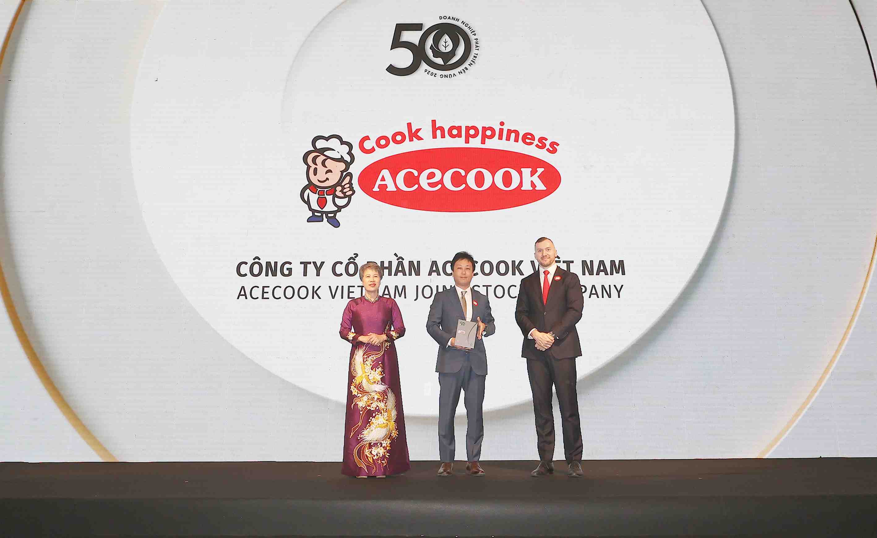Representatives of Acecook Vietnam receive the Top 50 typical sustainable development enterprises in Vietnam award. Photo: Acecook Vietnam
