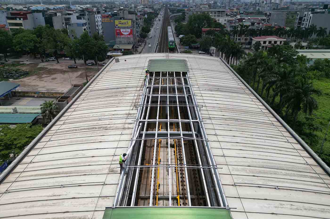 Trước đó phần mái nhà ga Yên Nghĩa của metro Cát Linh - Hà Đông cũng bị hư hỏng và đã được khắc phục. Ảnh: Hữu Chánh