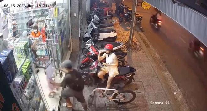 Thiếu niên 17 tuổi xin lỗi sau vụ đánh người phụ nữ tại cửa hàng điện thoại