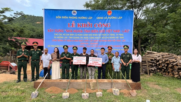 Khởi công xây dựng nhà nghĩa tình cho hộ nghèo ở xã Hướng Lập. Ảnh: Đồn Biên phòng Hướng Lập