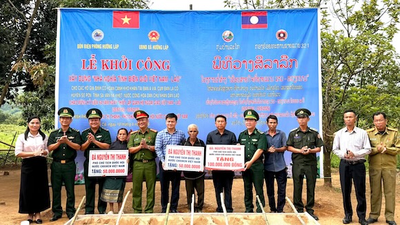 Huong Lap Border Guard Station, Huong Lap Commune People's Committee and units start construction of gratitude houses for people in border areas. Photo: Huong Lap Border Guard Station