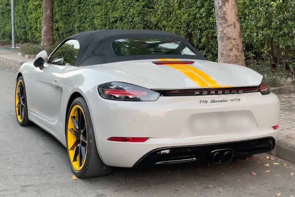 The Porsche 718 Boxster with a gray exterior combined with many prominent yellow details appeared on the streets of Ho Chi Minh City, attracting the attention of car enthusiasts. Photo: Minh Hoang Ha