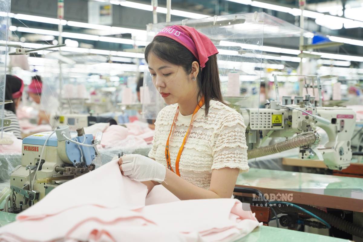 Ensuring safety for workers in Hoa Xa Industrial Park, Ninh Binh province during the hot season. Photo: Luong Ha