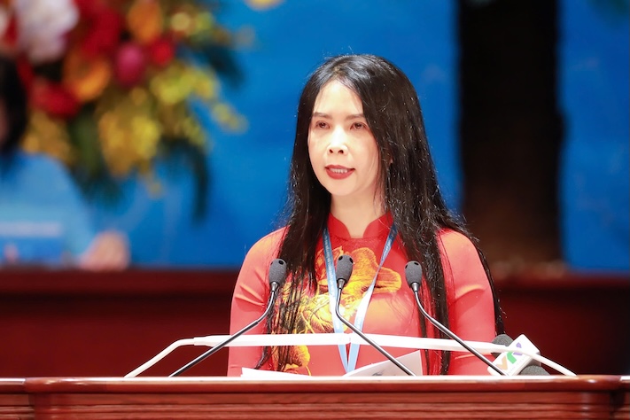 Ms. Tran Lan Phuong - Standing Vice President of the Vietnam Women's Union presents a summary of the Political Report of the 13th Central Executive Committee of the Vietnam Women's Union at the 14th National Congress of Women, term 2026 - 2031. Photo: Huu Chanh
