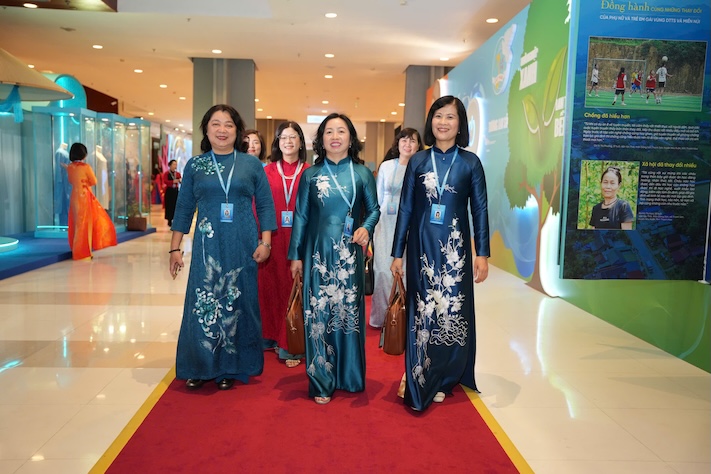 Phó Chủ tịch Tổng LĐLĐVN Thái Thu Xương (thứ 2 từ phải sang) cùng các đại biểu dự Đại hội đại biểu Phụ nữ toàn quốc lần thứ XIV, nhiệm kỳ 2026 - 2031 là cán bộ Công đoàn. Ảnh: Hữu Chánh