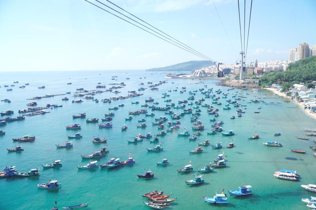 Phú Quốc, Đà Nẵng, Nha Trang hút khách khi giá vé máy bay hạ nhiệt. Ảnh: Nguyên Anh