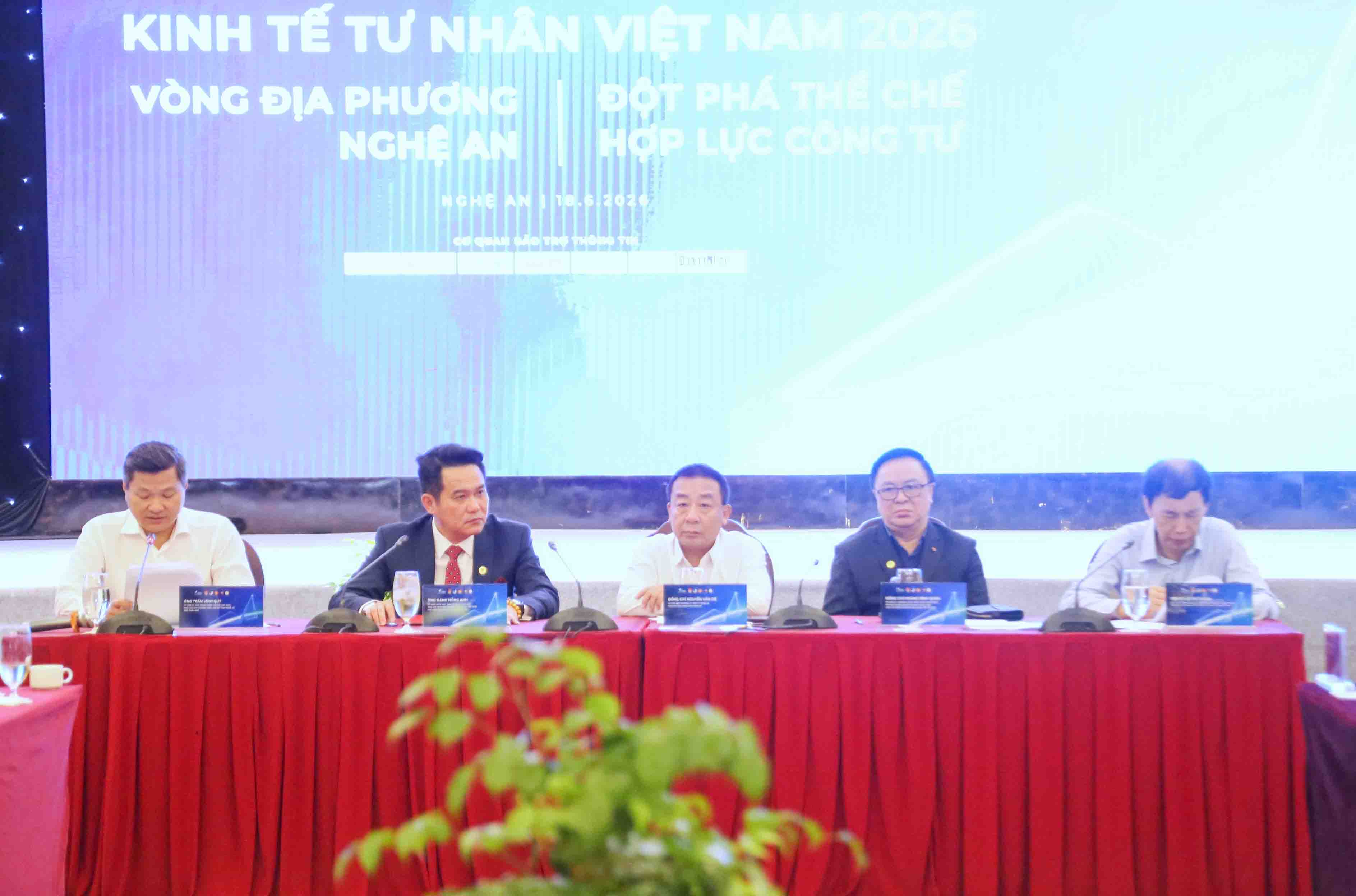 Các đại biểu chủ trì phần đối thoại tại diễn đàn. Ảnh: Duy Chương