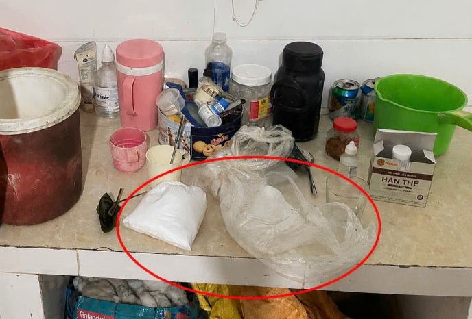 Hàn the là hóa chất độc hại, gây tổn thương gan, thận và hệ tiêu hóa, bị nghiêm cấm tuyệt đối trong sản xuất và chế biến thực phẩm. Ảnh: CACC