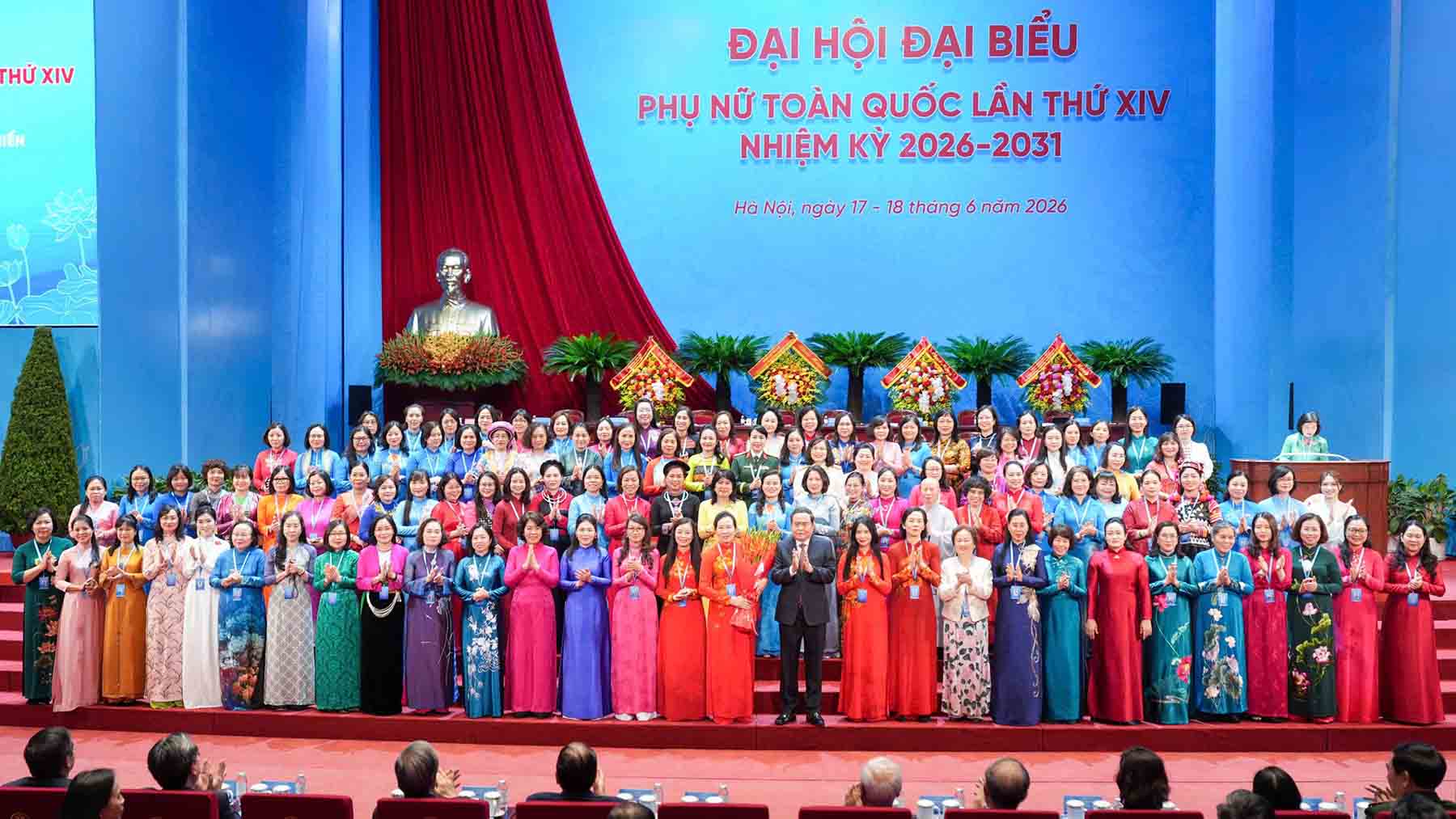 Mme Lê Thị Thủy réélue présidente de l'Union des femmes vietnamiennes de la XIVe législature. Photo: Hữu Chánh.
