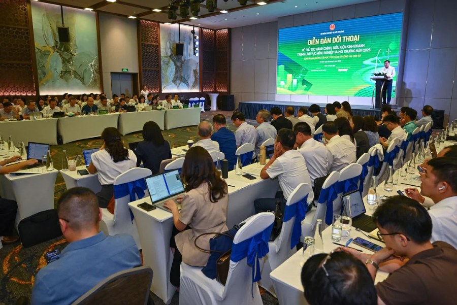 Thứ trưởng Bộ Nông nghiệp và Môi trường Nguyễn Hoàng Hiệp phát biểu khai mạc Diễn đàn. Ảnh: Tùng Đinh