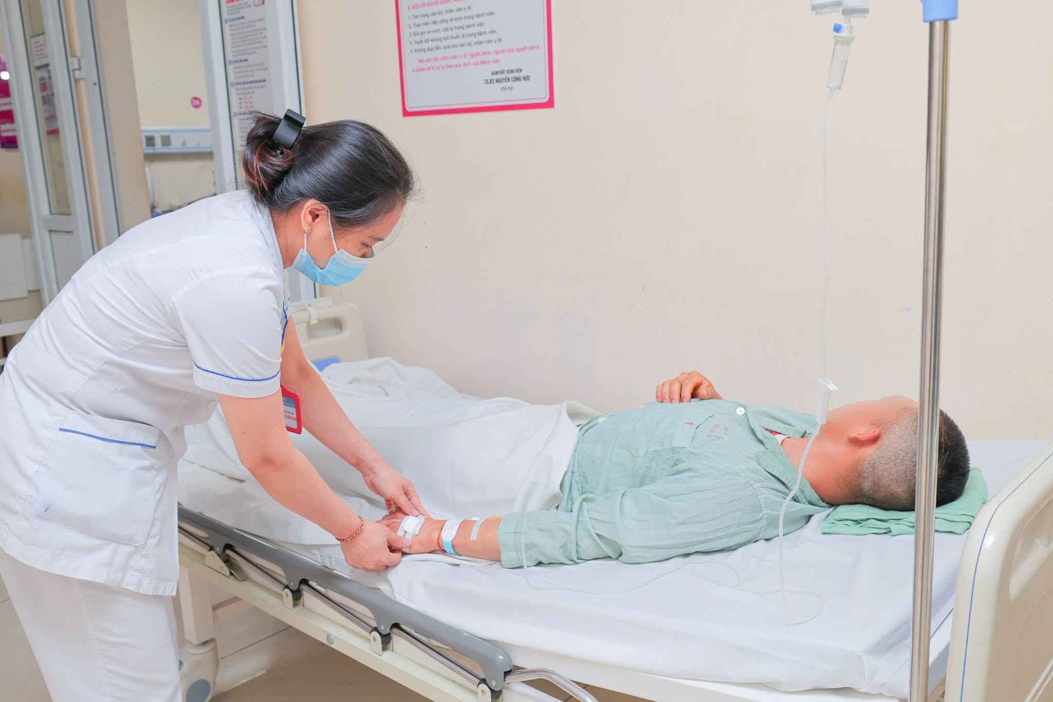 Nam bệnh nhân nhập viện trong tình trạng tổn thương thận cấp và tiêu cơ vân sau nhiều giờ làm việc dưới trời nắng nóng. Ảnh: BVCC