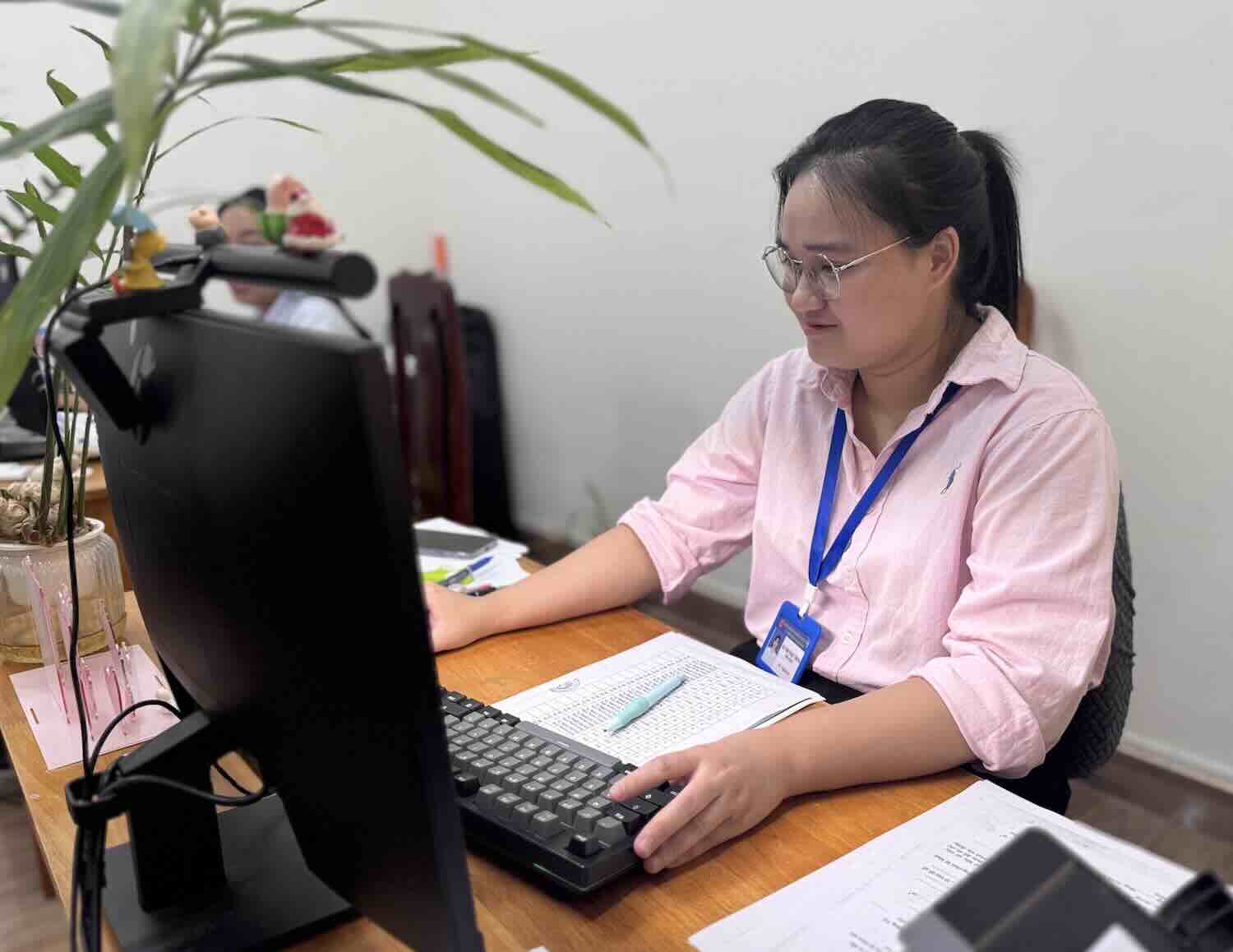Officials of the Land Registration Office of Quang Tri province during the process of cleaning land data. Photo: Nguyen Tuan