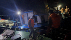 Fishing vessel ĐNa-90981-TS was breached while operating in Da Nang Bay. Photo: BĐBP