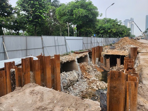 Những đoạn cống cuối cùng trên đường Hoàng Minh Thảo (Hà Nội). Ảnh: Minh Hạnh