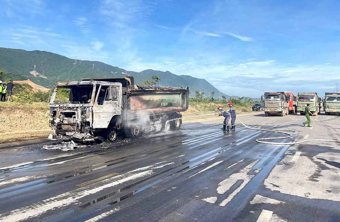 Firefighters fighting a truck fire in Ha Tinh. Photo: Hoang Anh