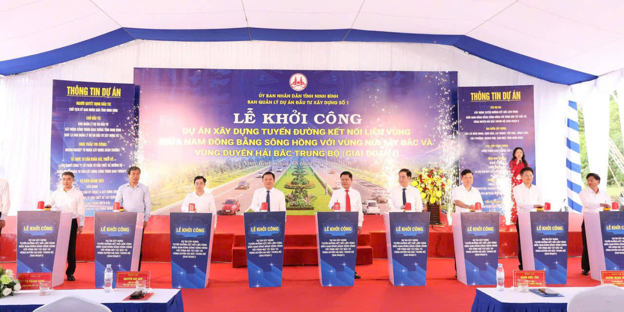 Delegates press the button to start construction of the inter-regional connecting road construction investment project in Ninh Binh. Photo: Dieu Anh