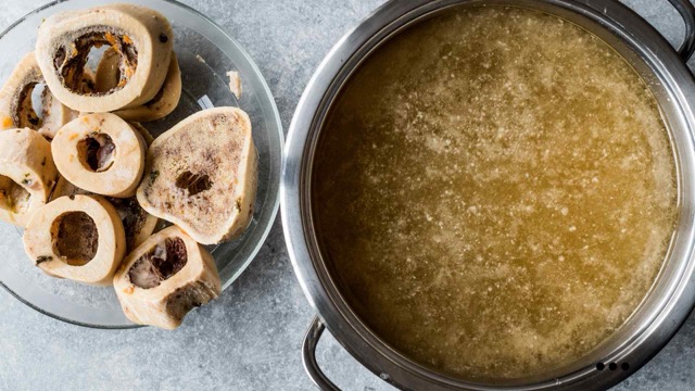 Bone broth boils too hard, making the water cloudy. Graphic photo: Huong Son