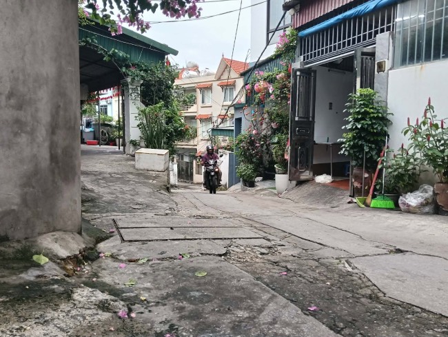 Đường Hương Trầm (Quảng Ninh) đang trở thành điểm nghẽn trong phát triển hạ tầng khiến người dân bức xúc. Ảnh Anh Quốc
