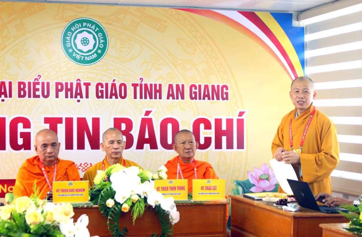 Thượng tọa Thích Minh Nhẫn - Phó Trưởng ban Thường trực Ban Trị sự GHPGVN tỉnh An Giang - thông tin về đại hội. Ảnh: Thanh Mai