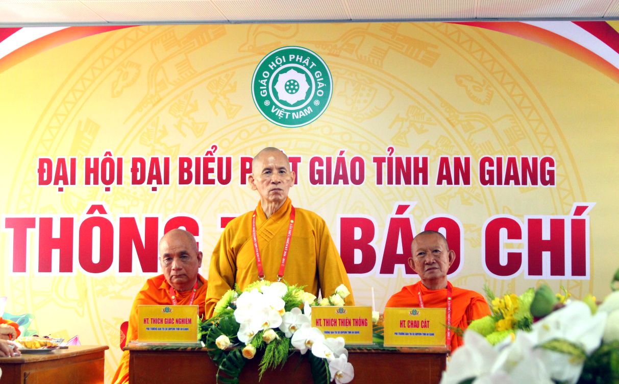 Hòa thượng Thích Thiện Thống - Phó Chủ tịch Hội đồng Trị sự, Trưởng Ban Trị sự Giáo hội Phật giáo Việt Nam tỉnh An Giang, Trưởng Ban Tổ chức Đại hội - chủ trì buổi họp báo. Ảnh: Thanh Mai