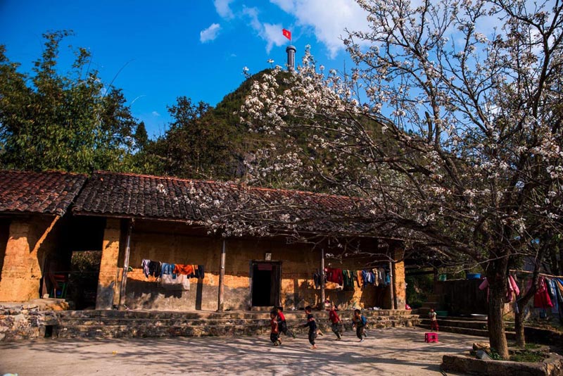 Bản Thèn Pả, xã Lũng Cú (Tuyên Quang) với những nếp nhà trình tường nguyên sơ của người H’Mông đã trở thành điểm sáng du lịch xanh với hàng chục phòng nghỉ dạng homestay.