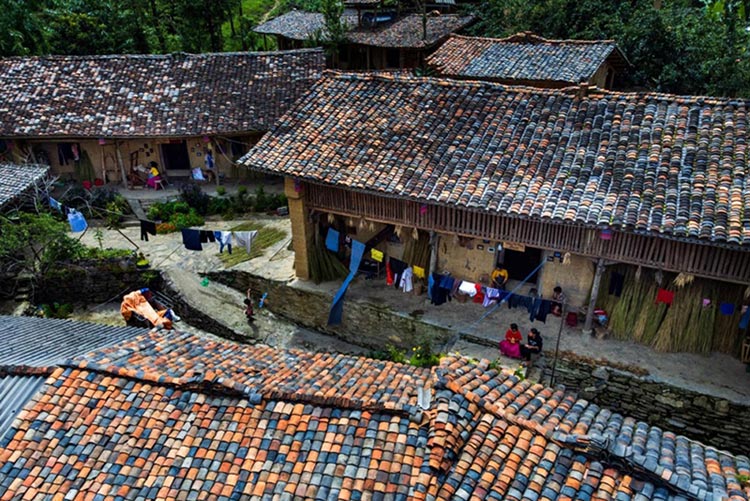 Then Pa village, Lung Cu commune (Tuyen Quang) with the original rammed earth houses of the H'Mong people has become a bright spot for green tourism with dozens of homestay rooms.