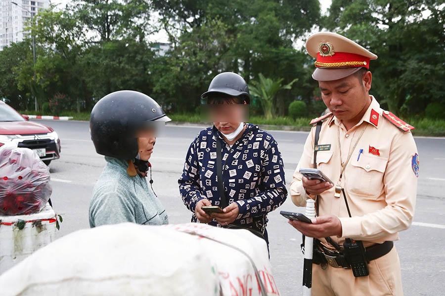 Nhiều người khi bị xử lý thì lấy lí do mưu sinh. Tuy nhiên, với những hành vi như thế này thì nguy cơ xảy ra tai nạn giao thông luôn hiện hữu. Lực lượng chức năng kiên quyết xử phạt.